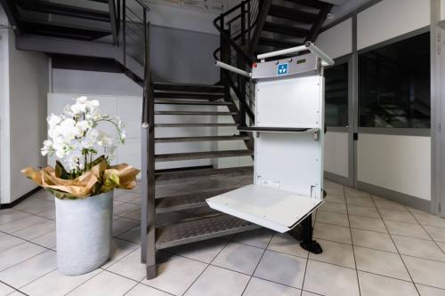 PLATAFORMA SALVAESCALERAS DE PIE SLIM X
