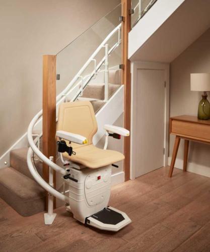Sillas salvaescaleras para escaleras rectas y curvas: diferencias clave