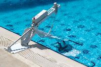 Elevador y grúa para piscina Nartlift. Ascensor acuático 