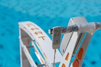 Grúa Piscina Portátil Nartlift 136 kg a Baterías | Acceso Seguro Discapacidad