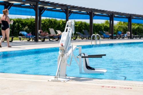 C�mo garantizar un acceso seguro a la piscina para personas con movilidad reducida